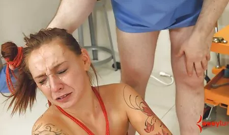 Un gars a ramassé les putes et les a baisées dans le sauna. massage chinois porno