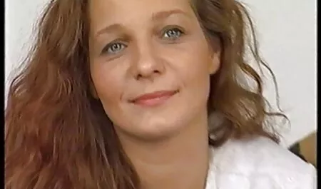 Petit les films porno chinois ami, dur et soigneusement déchiré dans le vagin sans cheveux