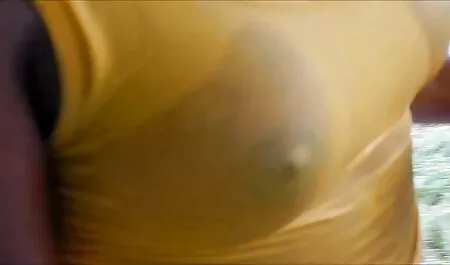 Beauté donnée par les joues et la chatte film sex chinoi délicate dans le vagin