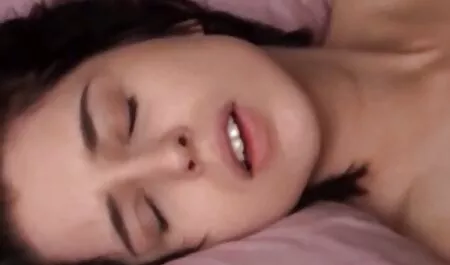 Secoua les site de porno chinois seins d'une jeune femme avec du sperme.
