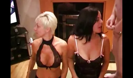 Latina mamelons les films porno chinois sucer dans la piscine.