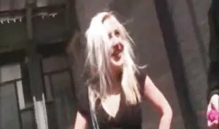 Les filles attrapent la fille pendant que le médecin la video xxx chinois mange.