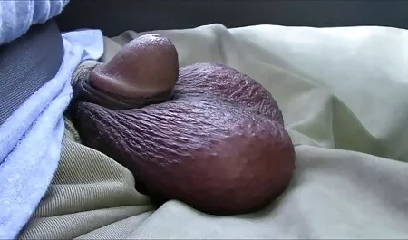 Une porno chinois porno chinois fille maigre avec un cul avancé est cousue dans le vagin.