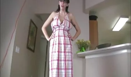 La fille suce les petits-enfants de site chinois porno grand-père et baise dans le vagin.