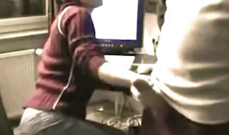 Les adolescents chinois porno chinois s'amusent avec des salopes excitées.