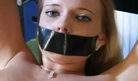 Une dame pâle servant une video xxx chinois énorme bite avec le parfait