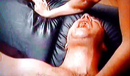 Une jeune fille qui se fait films pornographiques chinois baiser pour la première fois dans des films porno.
