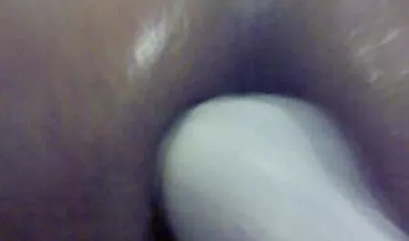 Fille aux épaules larges accepte de double pénétration site de porno chinois dans le puits