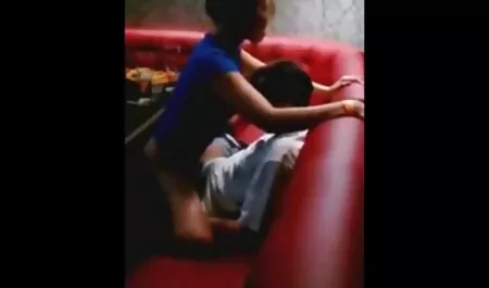 Une blonde avec de longues jambes sur la bite site de porno chinois un homme va mieux