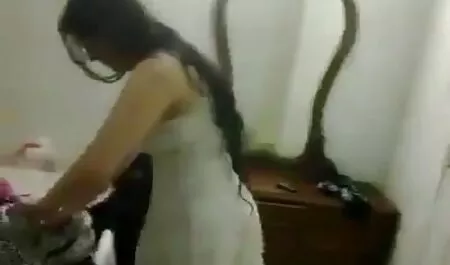 L'homme donna un ami chinois porno pour le plaisir sexuel.