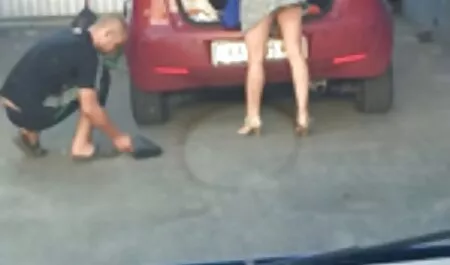 Au lieu de laver les vêtements, le peuple allemand . le vieil porno chinois homme dans la salle de lavage .