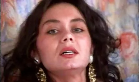 La fille a un orgasme de turbulence qui est porno dessin animé chinois irréaliste dans l'attitude d'un chevalier.