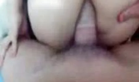 Petite Latina aux gros seins se fait baiser par un grand film prono chinois homme.