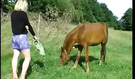 Homme avec film porn chinois des lunettes secoue voisins sexe