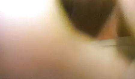 Le pénis de son mari suce dans la un film porno chinois salle de bain.