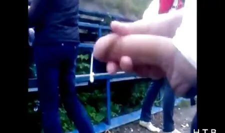 Baise une fille à travers un trou dans film porno gratuit chinois le mur