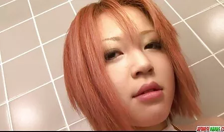 Une fille filmant du dessin animé chinois porno porno avec un homme noir à la caméra.