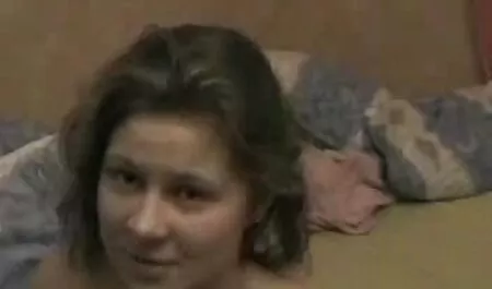 Les gynécologues russes répandent le porno des chinois jeune patient par une fellation.