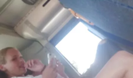 Une fille maigre avec un mini sex film chinois sein donné au jeune masseur