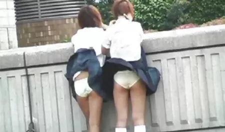 Deux filles aiment film porno chinois gratuit baiser avec une bite raide.