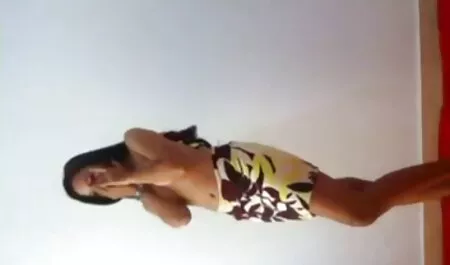 La MILF aux porno les chinois gros seins avec un joli tatouage suce.