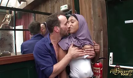 Belle porno de chinoi femme avec de gros seins sur le dessus de poulet