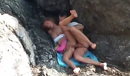 Deux chiennes baisent des brunes dans chinois porno des trous avec des bites dures.