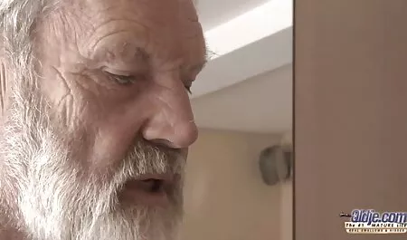L'homme a donné porno dingue chinois à la fille une fellation et a tout filmé.
