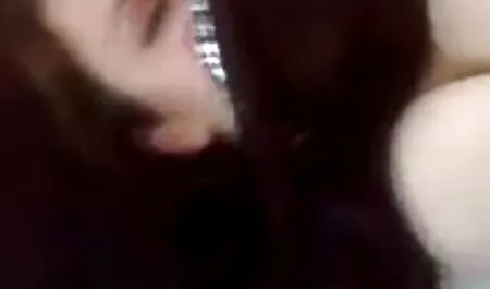 Un homme espionne un ami branleur les films porno chinois de sa femme dans la voiture et a une salle de bain à la station-service.