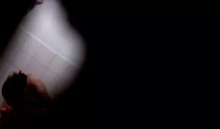 Brune aux cheveux bruns calibre un ami. video porno gratuit chinois