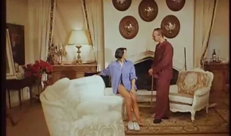 Brune chaude assise sur la bite avec le porno chinois vagin rasé