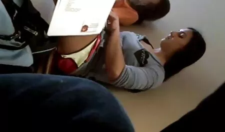 Salope chaude avec des porno de chinoi bites en caoutchouc dans le vagin.