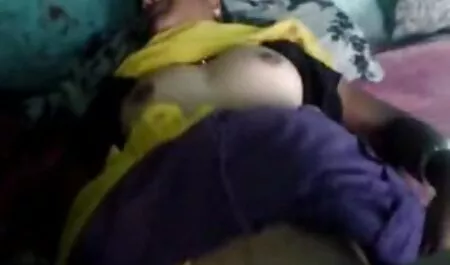 Rustre inexpérimenté mange un jeune filme porno chinois homme dans le vagin.