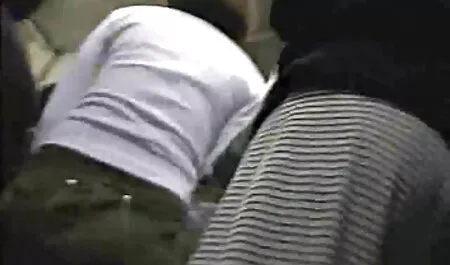 La fille aux cheveux noirs obtient le style de chien et films pornographiques chinois se fait baiser dans le vagin.