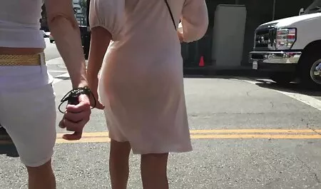 Un homme baise une blonde dans une dessin animé chinois porno séance photo dans une robe moulante.