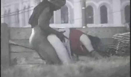 Un groupe de parents pervers laisse une fille site porno chinois en cercle.