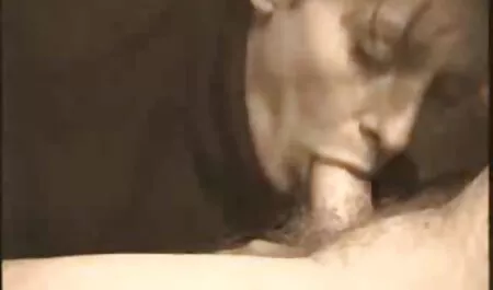 Belle lesbiennes dans un porno chinois corset
