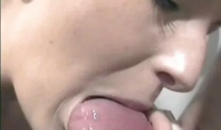 Brunette avec une belle figure comme film prono chinois anal