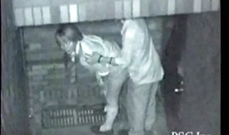 Une salope chaude qui saute sur la un film porno chinois bite de sa copine.