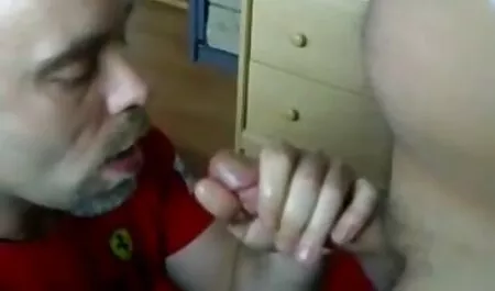 La vendeuse suce l'acheteur et se rend dans film pornographique chinois l'arrière-salle.