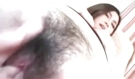 Le film pornographique chinois sexe Oral mène au sexe passionné.