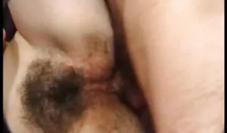 Vierge porno sinoi joue à travers un trou si désireux