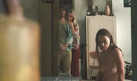 Elle a tiré sa jupe japonaise de 19 ans et est entrée porno pour les chinois dans le vagin.