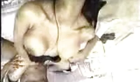 Deux soldats qui, à leur tour, enlèvent les chinois porno yeux des méchants.