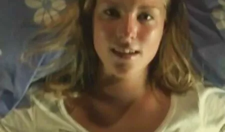La jolie Blonde attend de rencontrer son meilleur porno chinois amant.