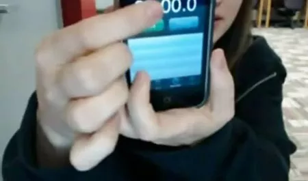 Coller un doigt porno chinois dans le cul.