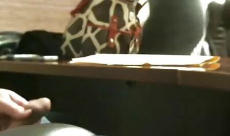 Les étudiants russes en bas font l'expérience d'avoir le porno chinois des relations sexuelles avec un homme.