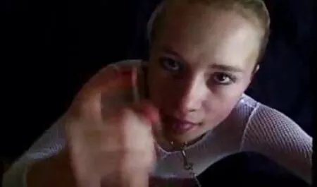 Mère Russie a donné les deux porno sinoi hommes sur la terrasse.