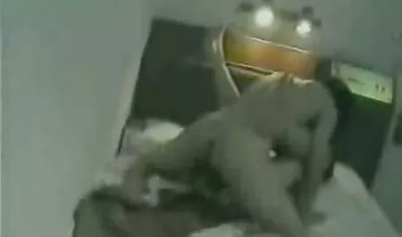Salope avec des seins film x gratuit chinois en silicone sucer des bites dans la salle de bain.
