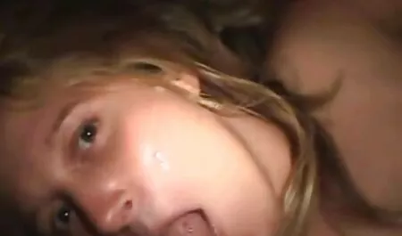 Lesbiennes en bas ont film pornographique chinois des relations sexuelles avec un homme.